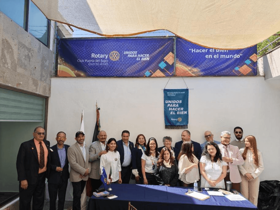 Grupo institucional en Casa Rotaria