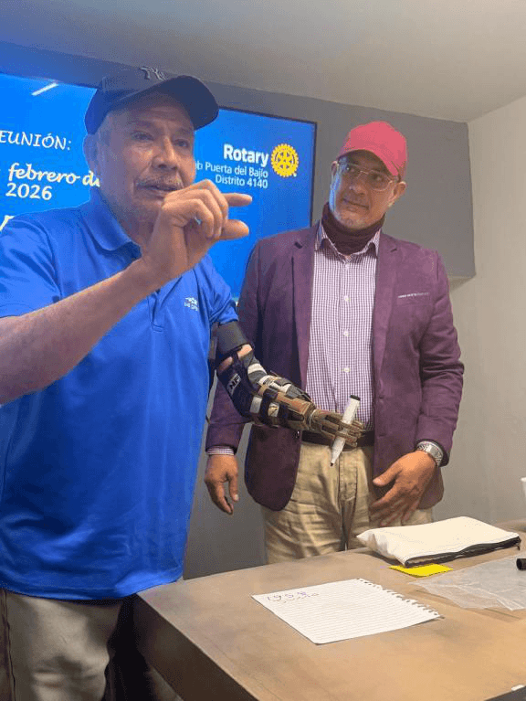 Entrega de prótesis de mano