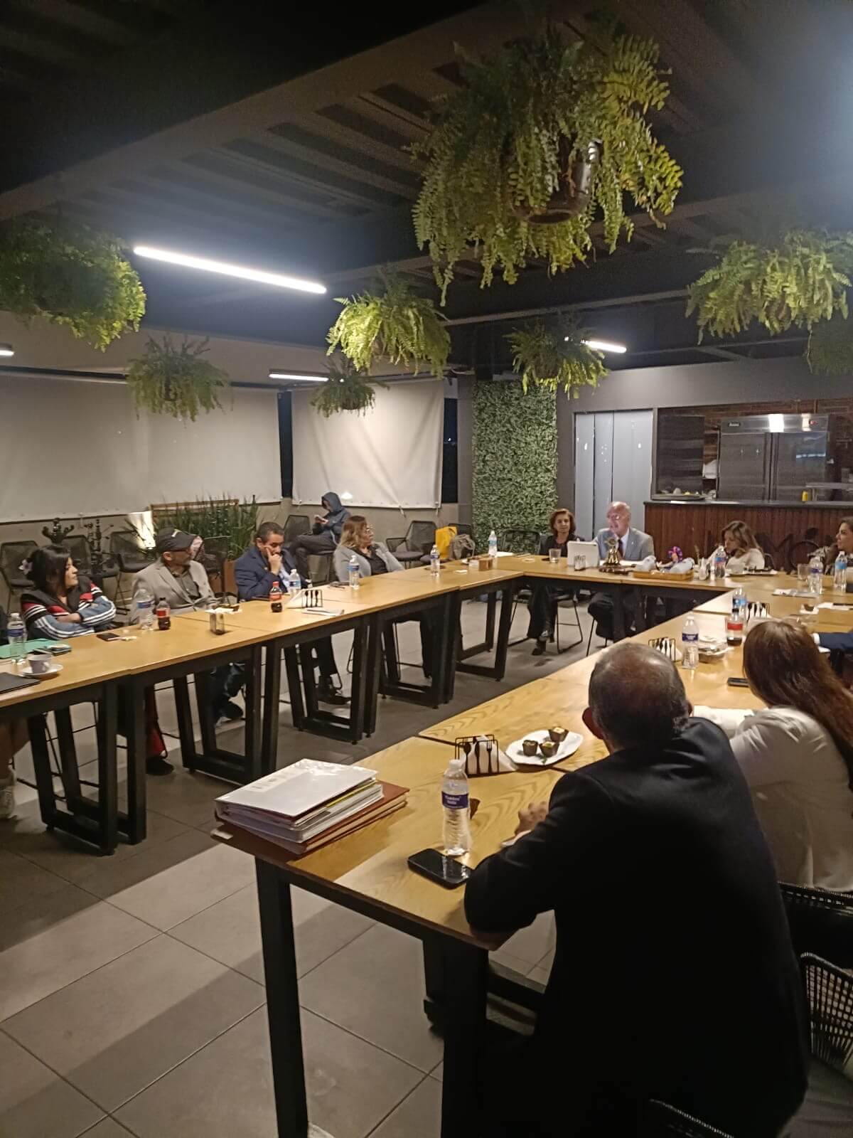 Sesión durante visita del Gobernador